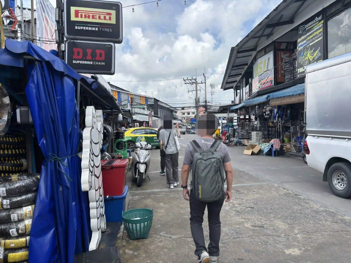 タイのバンコクにて車市場調査に関するタイ語通訳・アテンドを行う鈴木秀明