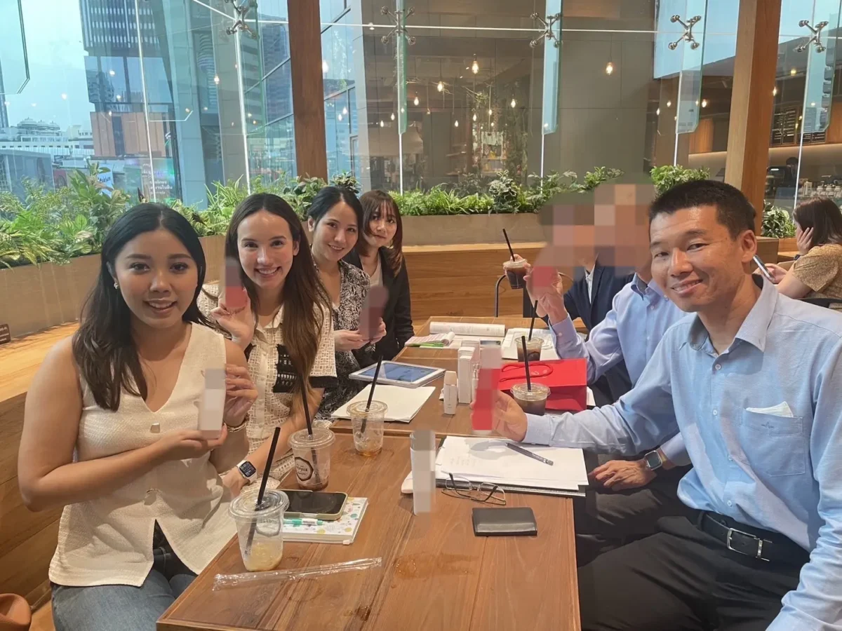 タイのバンコクの美容販売代理店にてタイ語の商談通訳を行う鈴木秀明