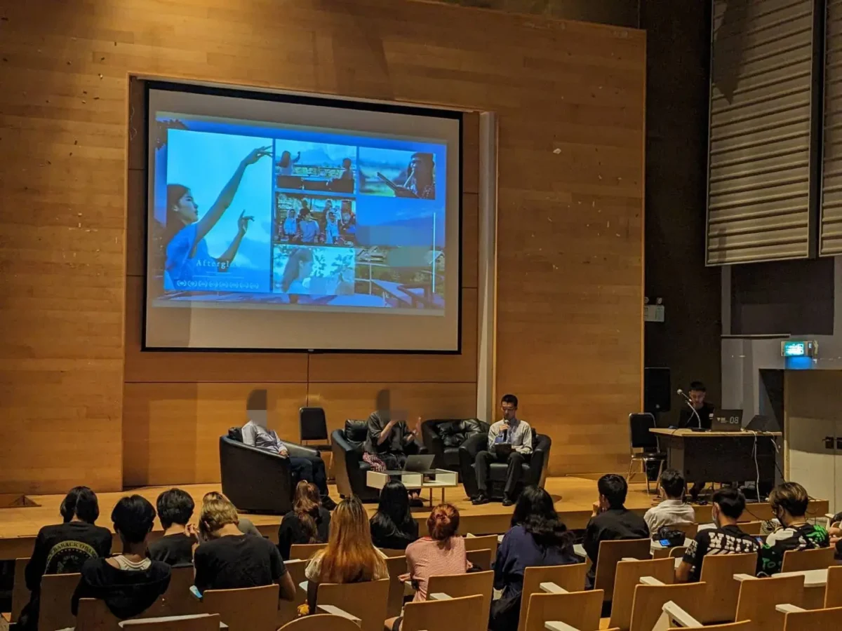 タイのバンコク大学にてに映画に関する講演のタイ語通訳を行う鈴木秀明