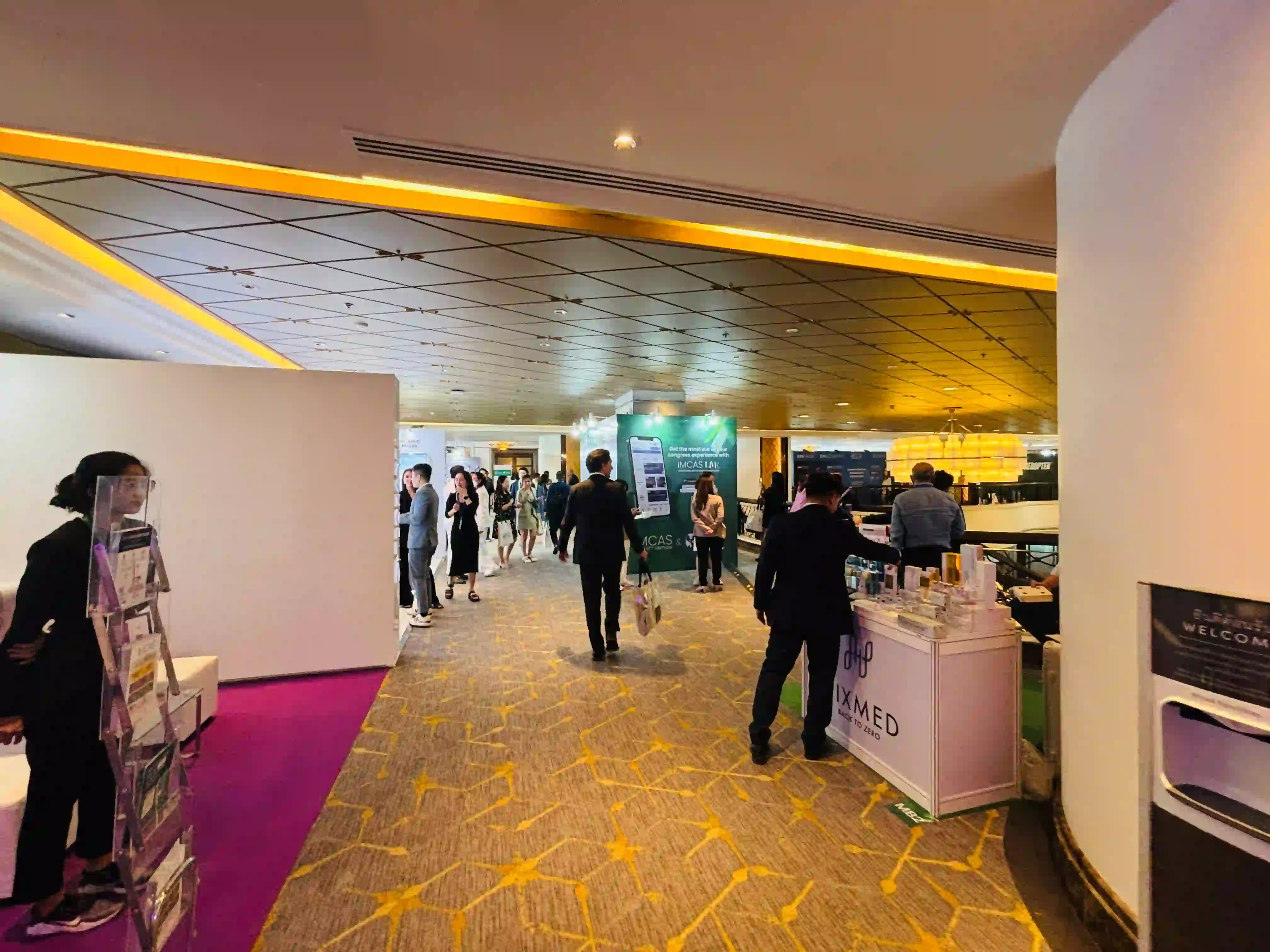 タイのバンコクにて美容の展示会視察のタイ語通訳を行う鈴木秀明