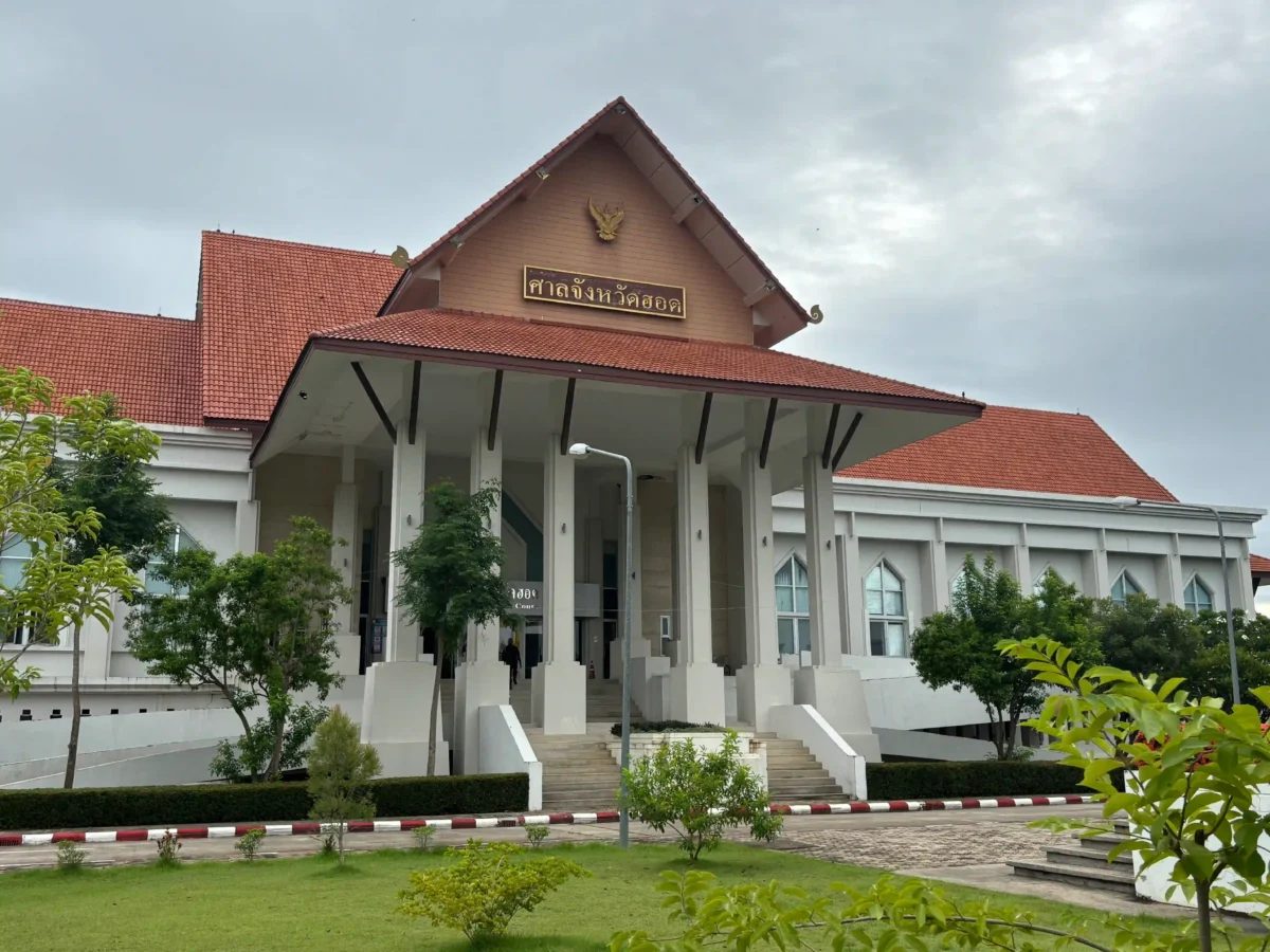 タイのチェンマイの裁判所にて刑事事件に関するタイ語の法廷通訳を行う鈴木秀明