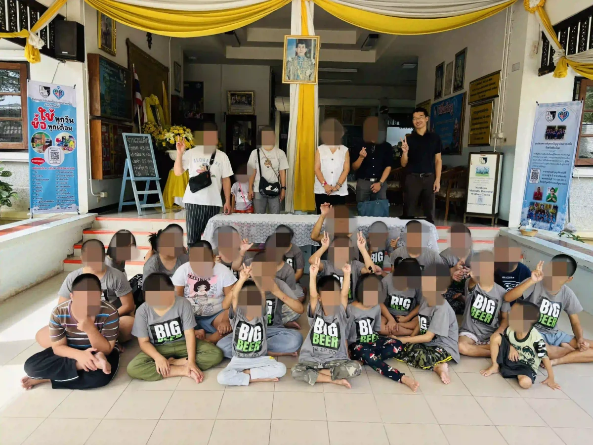 タイのチェンマイの孤児院にてタイ語通訳・アテンドを行う鈴木秀明