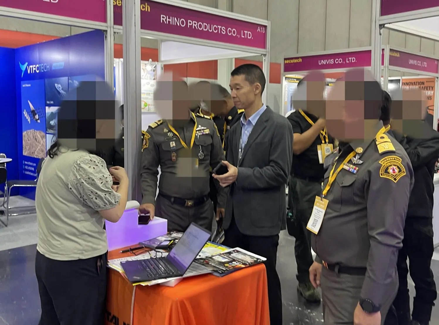 タイのシリキット国際会議場にて防災の展示会のブースのタイ語通訳を行う鈴木秀明