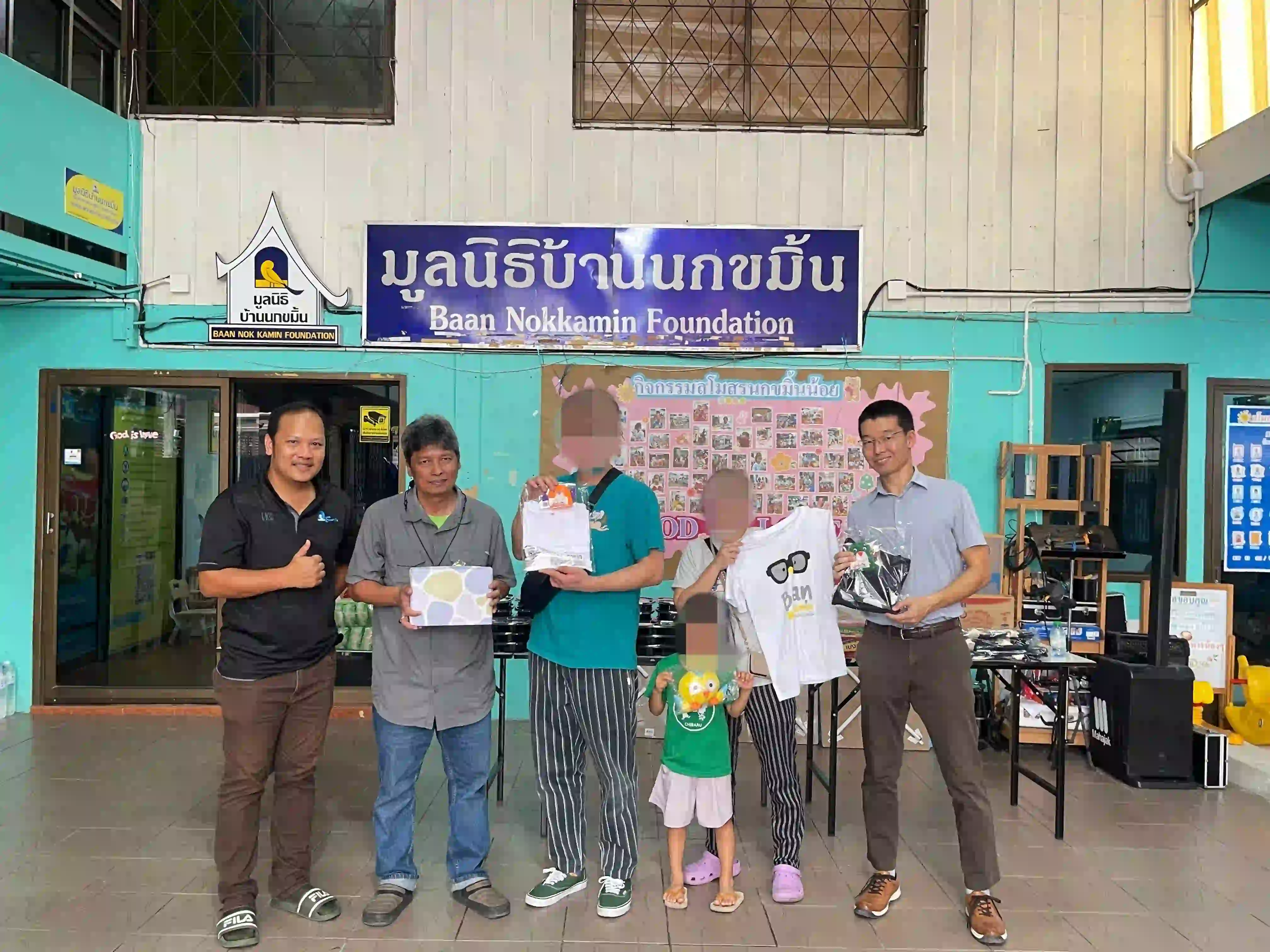 タイのバンコクの孤児院にて寄付に関するタイ語通訳・アテンドを行う鈴木秀明