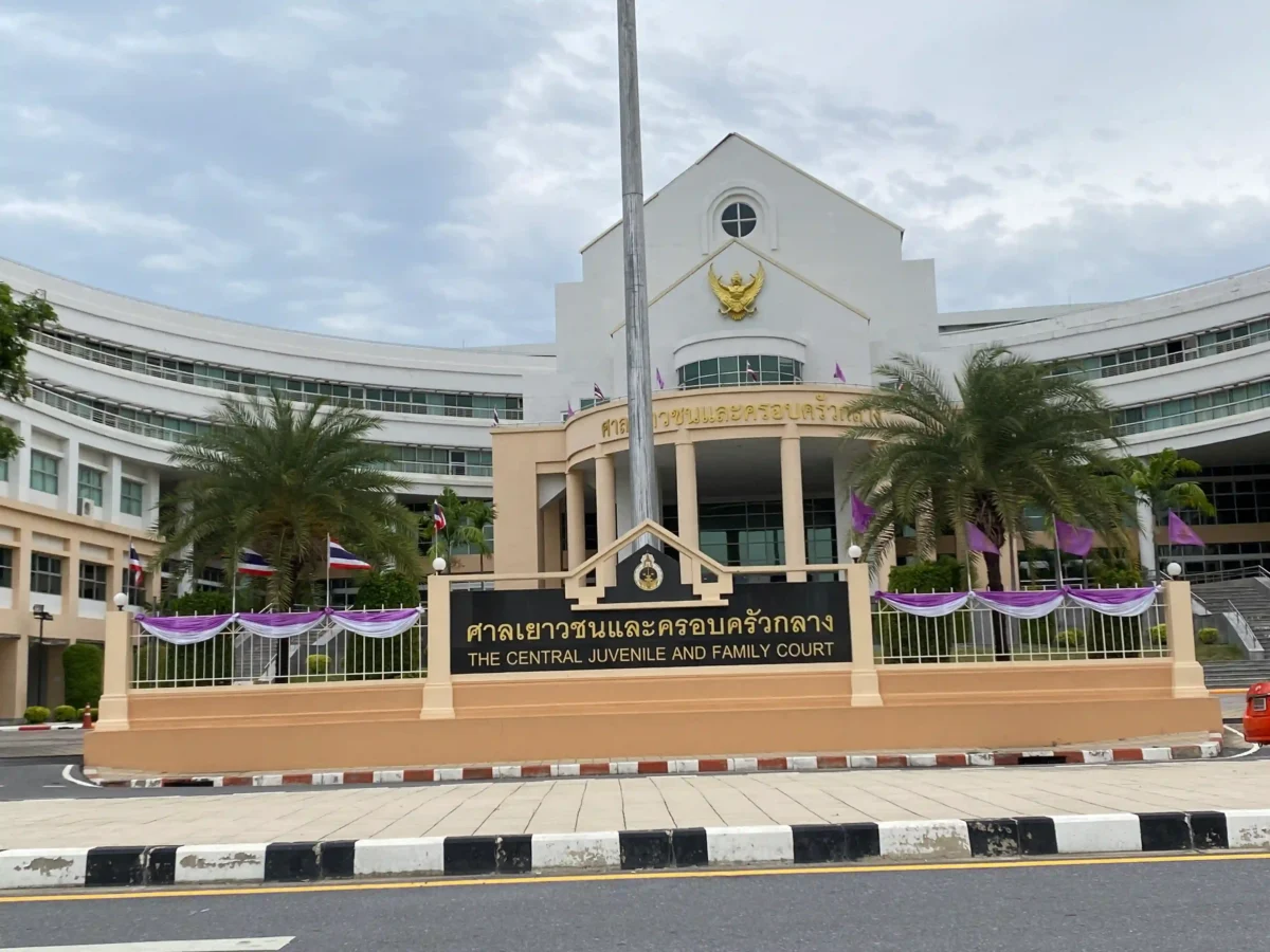 タイのバンコクの家庭裁判所にて離婚訴訟に関する法廷タイ語通訳を行う鈴木秀明