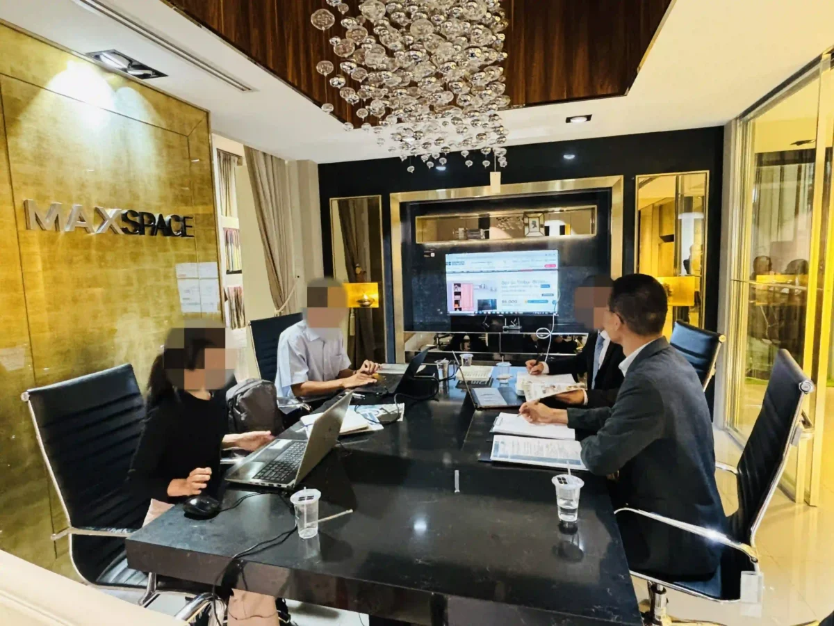 タイのバンコクにてに家具のOEMに関するタイ語の商談通訳を行う鈴木秀明