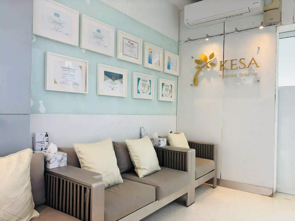 タイのバンコクの植毛クリニックにて医師とのタイ語通訳を行う鈴木秀明