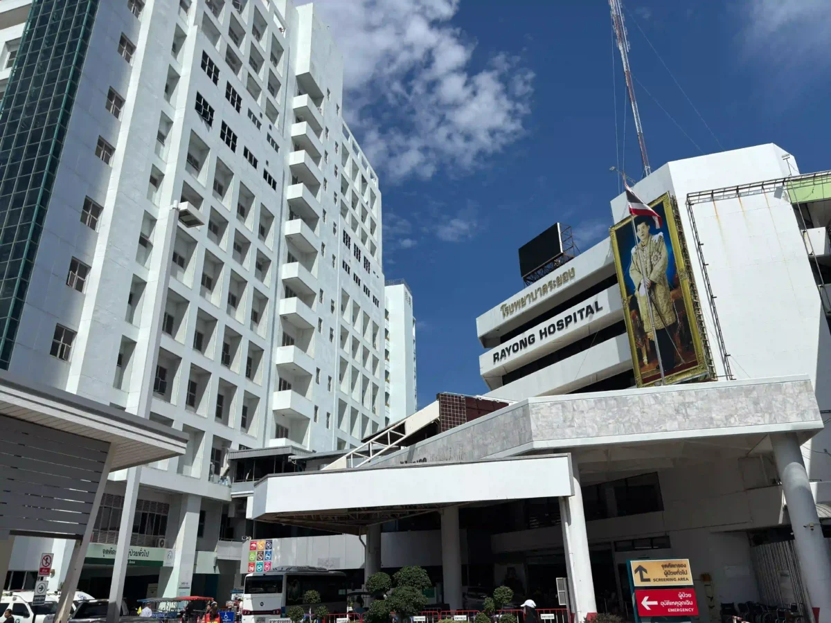 タイのラヨーン県にてに死亡届提出に関するタイ語通訳・アテンドを行う鈴木秀明