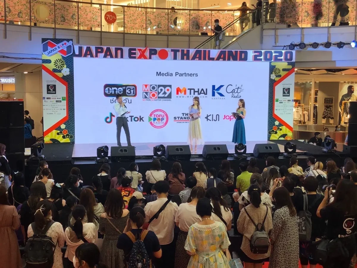 タイのバンコクにてジャパンエキスポのタイ語司会者通訳を行う鈴木秀明