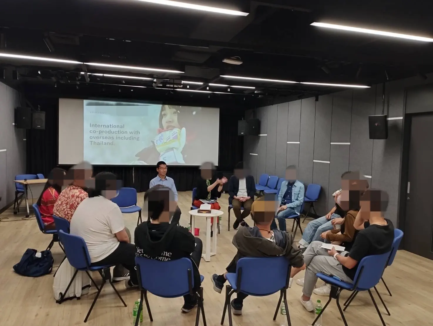 タイのバンコクにて映画に関するタイ語通訳を行う鈴木秀明