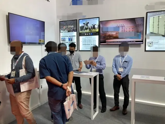 タイのムアントンターニー展示会にて展示会のタイ語通訳を行う鈴木秀明