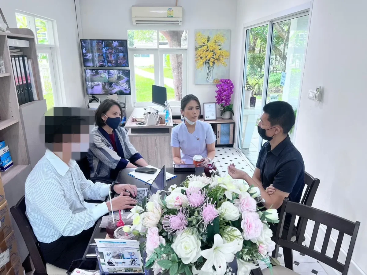 タイのチェンマイの介護施設にてタイ語の商談通訳・アテンドを行う鈴木秀明