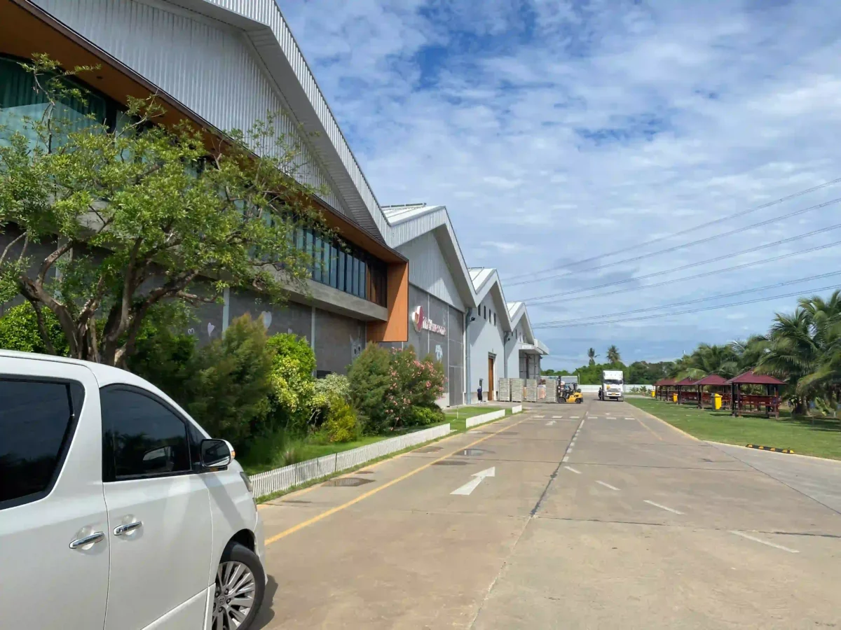 タイにてにペットフード関する商談のタイ語通訳・アテンドを行う鈴木秀明