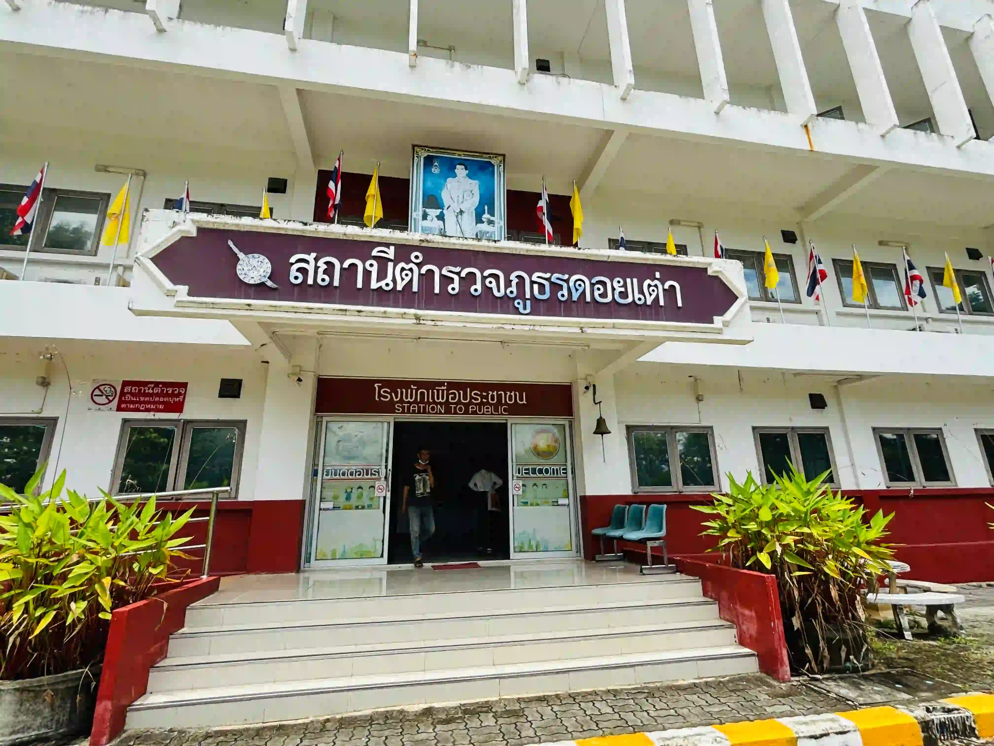 タイの警察署にて被害届を届け出るタイ語通訳・アテンドを行う鈴木秀明