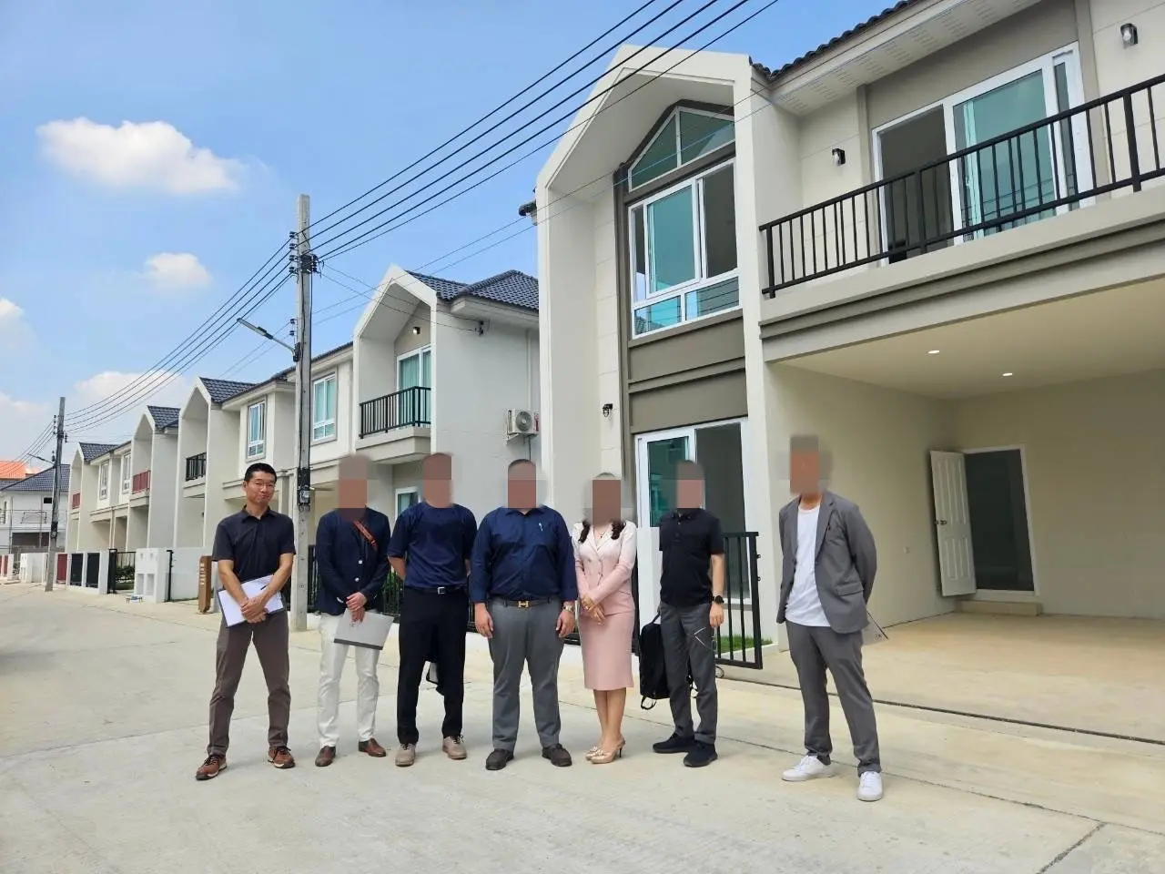 タイのバンコクにて不動産に関するタイ語通訳・アテンドを行う鈴木秀明