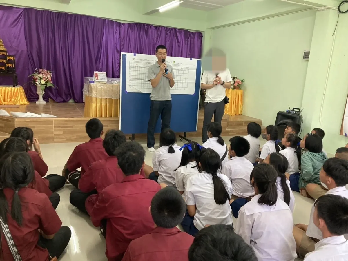 タイのコンケン県の小学校を訪問しタイ語通訳・アテンドを行う鈴木秀明