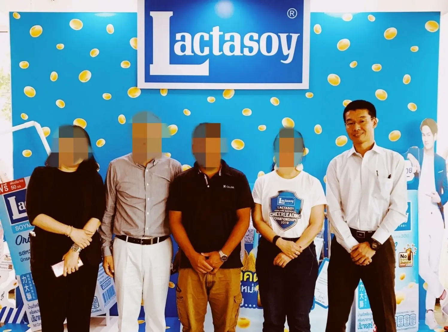 タイのバンコクにて自動販売機に関するタイ語の商談の通訳・アテンドを行う鈴木秀明