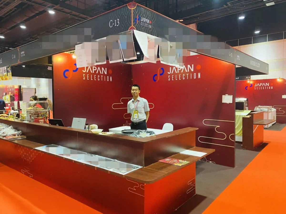 タイのシリキット国際会議場にて和牛ブースの展示会のタイ語通訳・アテンドを行う鈴木秀明